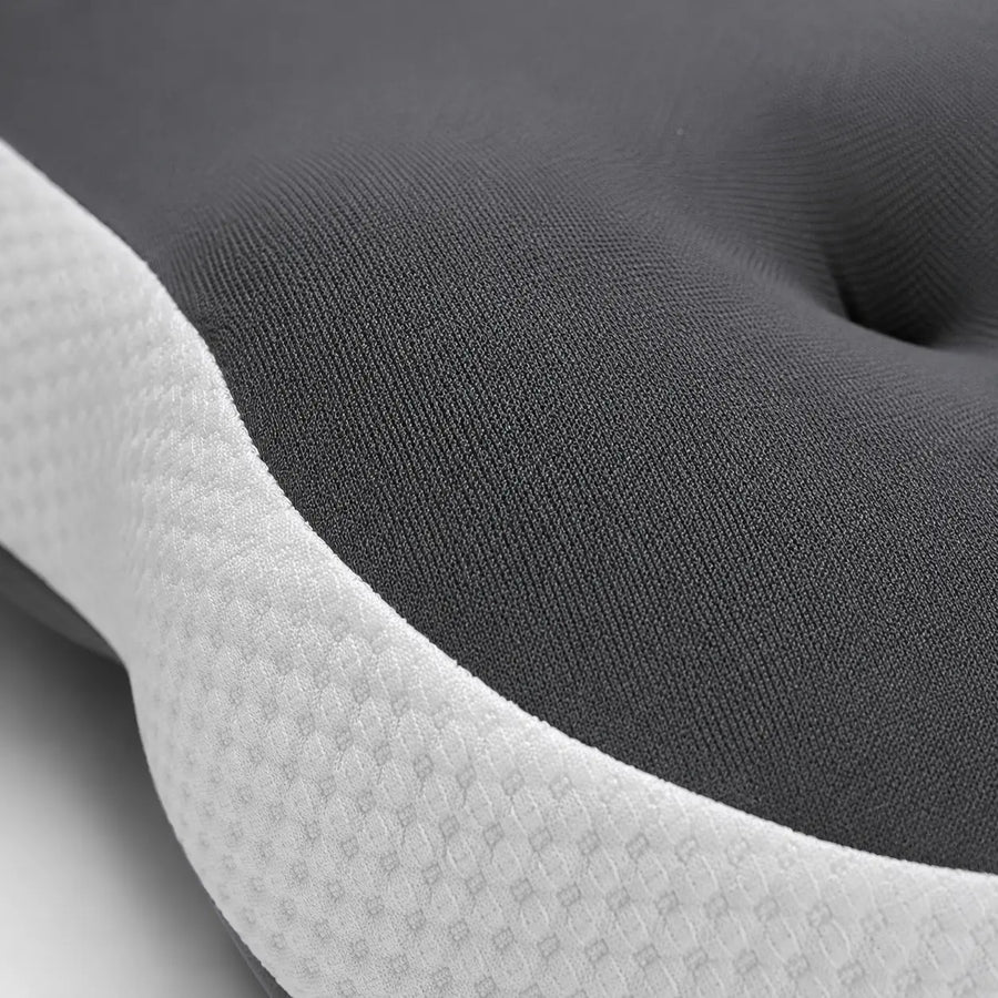 Texture de la housse anthracite et blanche de l’oreiller
